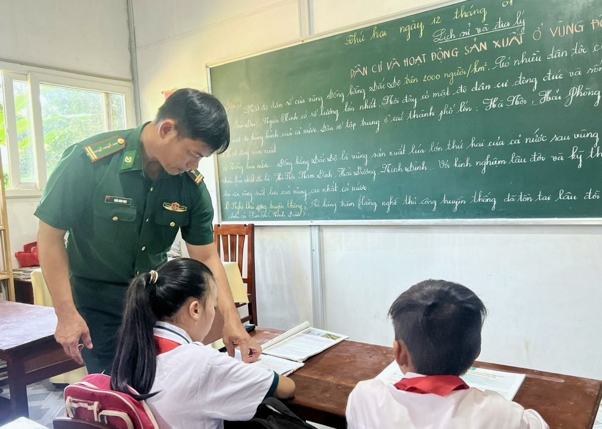 ອ້າຍທະຫານສອນໜັງສືຢູ່ເຂດໝູ່ເກາະທີ່ຫ່າງໄກ.